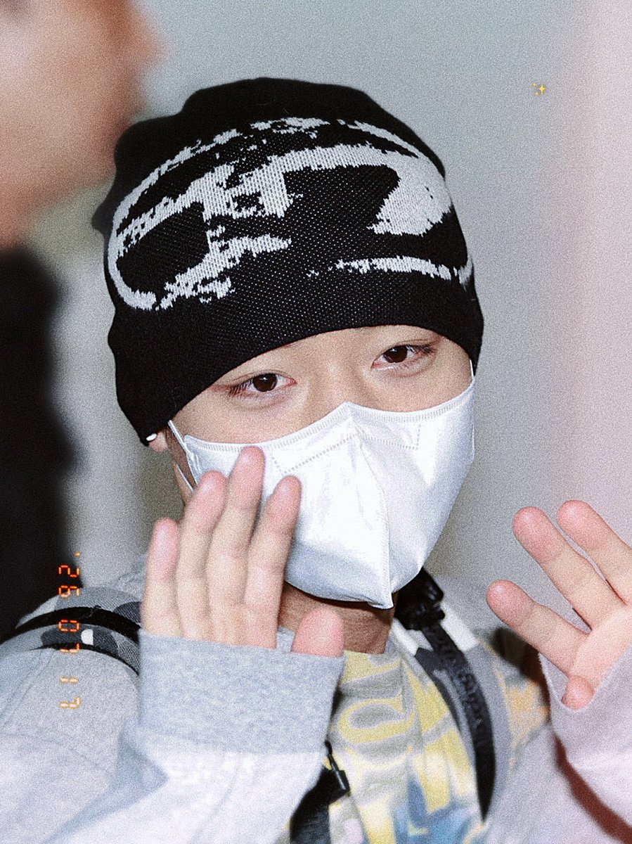 Anbie3010's tweet photo. I guess this was Jihoon's mood today while trying to hide his hair until the very last minute 🤫 

#parkjihoon #박지훈 https://t.co/S1gkfsI2bz