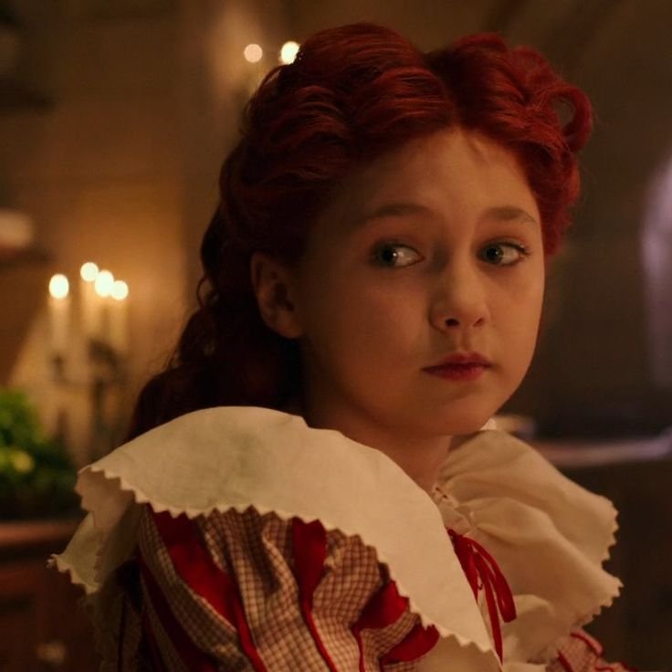 JJpamymathja_'s tweet photo. ⚠️ Spoiler : Alice Through the Looking Glass

พอโตขึ้นกลับมาดู Alice in Wonderland อีกครั้ง อยู่ ๆ ก็เกิดความคิดขึ้นมาว่า

“ ราชินีโพแดง ไม่ใช่คนที่เกิดมาเป็นตัวร้าย ”
 
หลังดูภาคคนแสดง 2 เนื้อเรื่องจะเล่าถึงปมในวัยเด็กของเธอ ว่าจริง ๆ แล้วราชินีแดงไม่ได้หัวโตมาตั้งแต่เกิด แต่เพราะเสียใจที่น้องสาวโกหกเรื่องแอบกินทาร์ต แถมแม่ก็ไม่เชื่อและหาว่าโกหก ชีเลยวิ่งหนีออกจากปราสาทจนล้มหัวกระแทกรูปปั้น ทำให้หัวโตผิดปกติ และหลังจากนั้นก็ถูกผู้คนล้อมาตลอด

(แต่นี่ว่าชีนอยสุดเพราะน้องตัวเองไม่ยอมรับความจริง เลยทำให้ตัวเองถูกลงโทษและเสียสิทธิ์ในการขึ้นครองบัลลังก์ )

คือจากเด็กที่เคยถูกล้อ ถูกทรยศ และไม่เคยได้รับความยุติธรรม ก็ไม่แปลกที่ในภาคแรก ราชินีแดงจะพูดไว้ว่า “ การมีคนกลัว ดีกว่าการมีคนรัก ”  🫠
