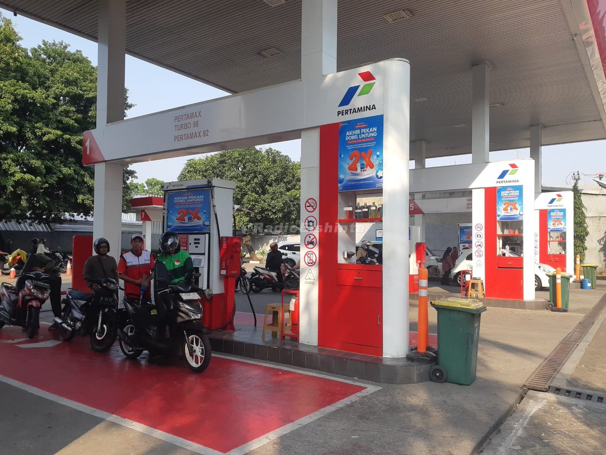 RadioElshinta's tweet photo. Pantauan pagi ini, antrean kendaraan terjadi di SPBU Pertamina Petukangan Selatan dalam keadaan normal dan stok persediaan BBM subsidi masih aman melayani masyarakat, hal itu dikatakan Operator SPBU, Ibu Kartika, Jumat (17/7) siang. 📸Ivc https://t.co/bl5oKobJTR