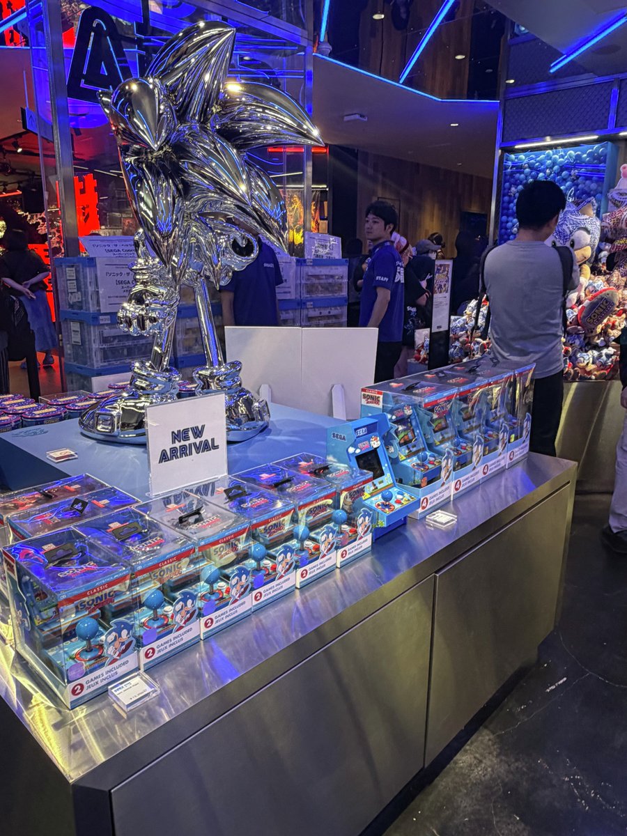 SonicOfficialJP's tweet photo. 本日より「SEGA STORE TOKYO」1周年記念キャンペーン開催！
様々な新商品から定番の人気商品まで幅広く取り揃えております♪
限定ノベルティは無くなり次第終了なのでお見逃しなく👀✨
また、7/18(土)には、ソニックのグリーティングイベントも開催決定🎉

皆さまのご来店をお待ちしております！
https://t.co/1hlunZeGDp

#ソニック
#SEGA STORE TOKYO