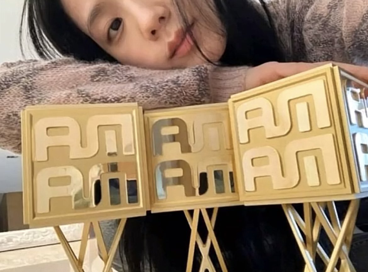 sooyaland103's tweet photo. Jisoo for her music:            Jisoo for her acting: https://t.co/6Wx8yGgVpT