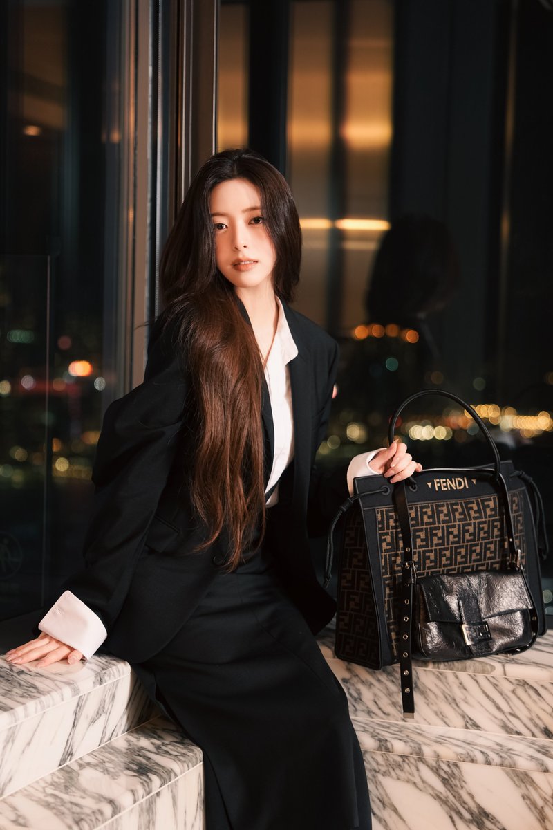 mintmag_th's tweet photo. สวยสะกด! #FENDI เผยภาพ #YUNA #ITZY ปรากฎตัวพร้อมคอลเล็กชั่น ใบไม้ร่วง/ฤดูหนาว 2026–27 ที่ออกแบบโดย Maria Grazia Chiuri ภายใต้แนวคิด "Less I, more us" แรงบันดาลใจจากการเริ่มต้นบทใหม่และการออกเดินทางสู่ประสบการณ์ใหม่ 💚

#MintNews https://t.co/0MoT8EBUp7