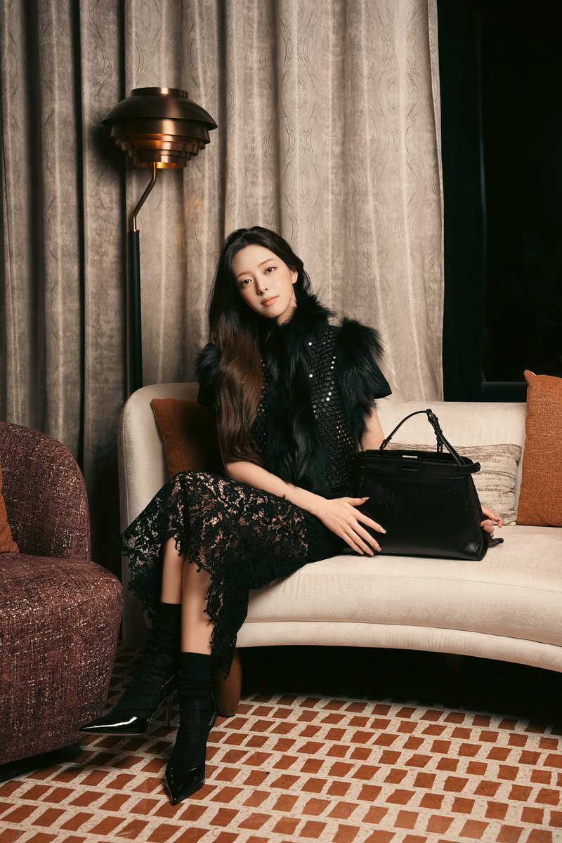 mintmag_th's tweet photo. สวยสะกด! #FENDI เผยภาพ #YUNA #ITZY ปรากฎตัวพร้อมคอลเล็กชั่น ใบไม้ร่วง/ฤดูหนาว 2026–27 ที่ออกแบบโดย Maria Grazia Chiuri ภายใต้แนวคิด "Less I, more us" แรงบันดาลใจจากการเริ่มต้นบทใหม่และการออกเดินทางสู่ประสบการณ์ใหม่ 💚

#MintNews https://t.co/0MoT8EBUp7