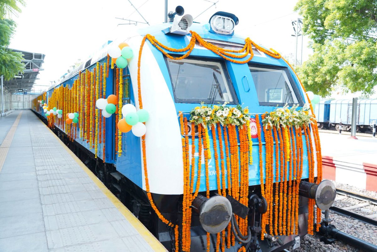 Indianrailgadi's tweet photo. भारत की पहली हाइड्रोजन ट्रेन जींद रेलवे स्टेशन पर सज-धज कर तैयार खड़ी है। अब बस इसकी ऐतिहासिक पहली यात्रा का इंतज़ार है। क्या आप इस पल के लिए उत्साहित हैं? अपनी राय कमेंट में बताइए।

#IndianRailways #HydrogenTrain #RailwayNews #GreenRail https://t.co/o0CqnFdfa3