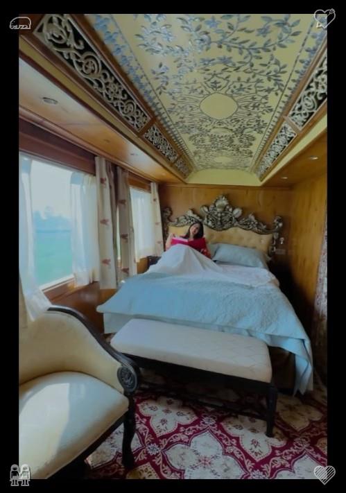 OfureNero's tweet photo. 下午，她带着朱利安推荐的那本书回到了黑刺湾，坐在之前的同一块巨石上，在海浪拍打岩石的声音中阅读着关于沉船与宝藏的故事。The s683460Apple pie with sugar sprinklesYellow marker pen🚣 https://t.co/xGaJ4AKejr