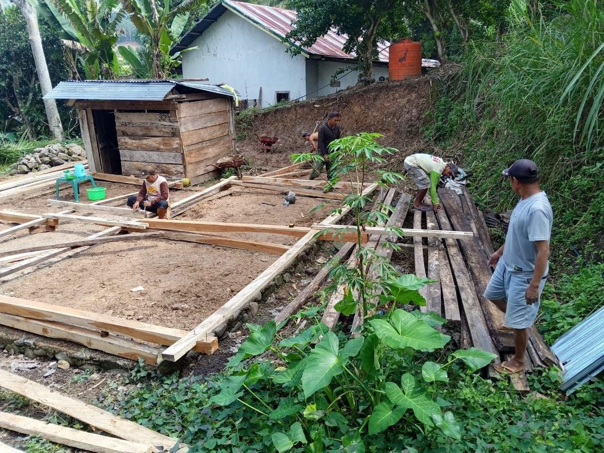 kodimbone's tweet photo. Satu rangka kayu, sejuta harapan.
Satgas TMMD Ke-129 Kodim 1407/Bone terus melanjutkan penyiapan rangka kayu Rumah Tidak Layak Huni (RTLH) di Dusun Langi, Desa Langi, Kecamatan Bontocani. Setiap kayu yang disusun bukan sekadar bahan bangunan,
#TMMD129 #Kodim1407Bone #TMMD #RTLH https://t.co/7A9g4bimOt