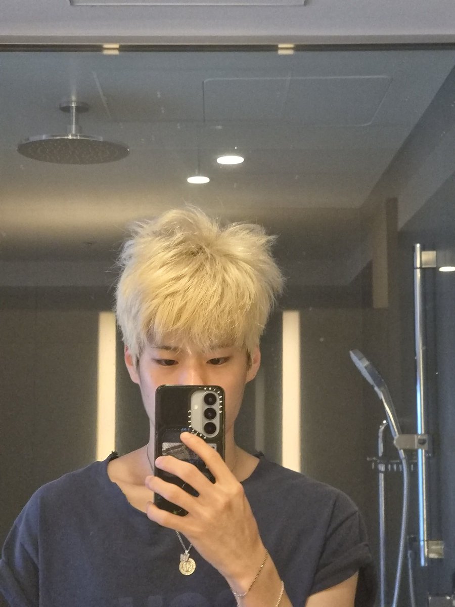 sohianyong's tweet photo. โซฮีแบ่งให้แอนตันได้ไหม https://t.co/R5AnFMjxvv