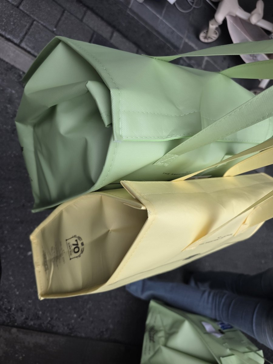 ppulbuli88's tweet photo. 크억 5시간의 줄서기 끝에 본점, 샌드위치 정거장,부띠끄 다 돌았다... 🫠 https://t.co/uoR1xqNmd3