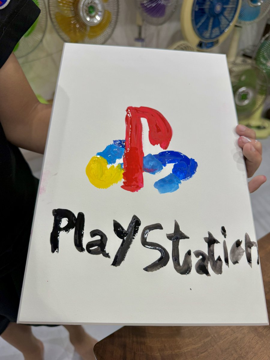 omochi_nam01's tweet photo. 小4の息子から「お母さん、画用紙あるー？？」と言われたので、額装する時のマットの端材を渡したら、まーー可愛いくて懐かしいのを描いてきた！！！ https://t.co/HuO3jJhXn6