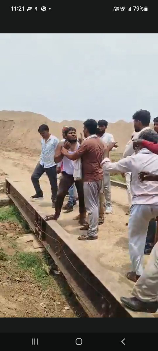 MradulkantP's tweet photo. ब्रेकिंग हमीरपुर 
रोडवेज चालक परिचालक व सावरियो ने की डंपर  चालक की पिटाई 
बस चालक ने पीछा करके पकडा डंपर  चालक को
टक्कर मार कर भाग रहा था डंपर चालक
मारपीट का वीडियो सोशल मीडिया मे वायरल 
पूरा मामला बिवांर थाना क्षेत्र छानी गाँव का
@HamirpurSp @Uppolice @hamirpurpolice https://t.co/mFQBTOzgNX