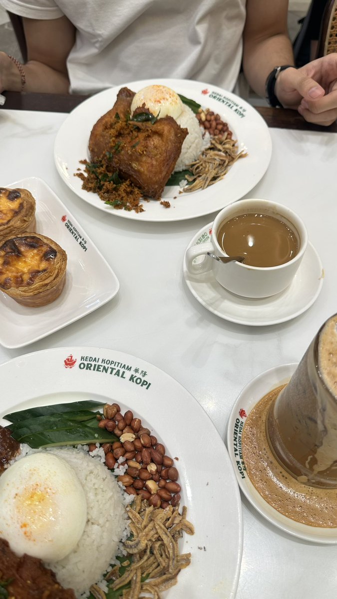 amelanrad's tweet photo. Makan nasi uduknya malaysia harga Rm 25 🤟🏻 https://t.co/ngU2GGQl9k