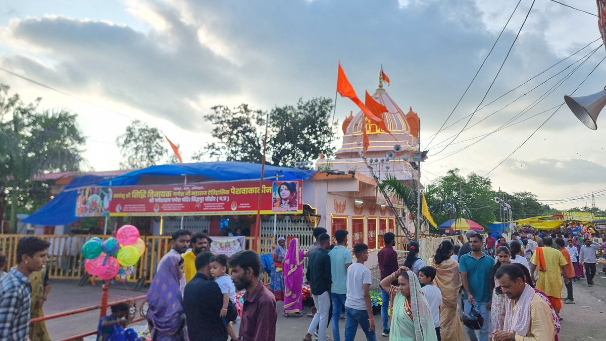 dhruman39's tweet photo. Blessed to pay obeisance at Shree #ChintamanGanesh in #Sehore , Madhya Pradesh!🙏

The #historic #temple is renovated by the great #Maratha ruler #PeshwaBajirao !

The #idol of Lord #Ganesh is #unique with the lower-half beneath earth &amp; is linked to King #Vikramaditya
@MPTourism https://t.co/fcfXcumfwr