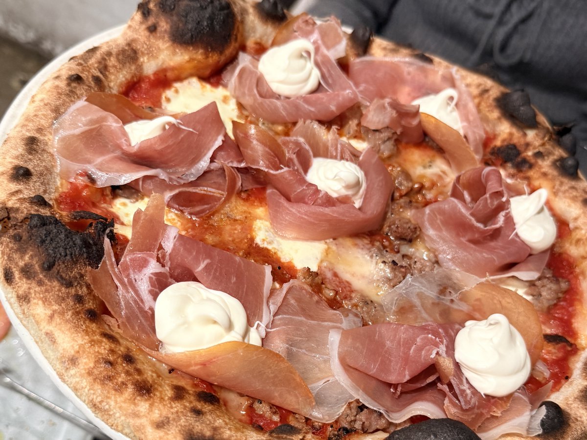 Minnq2ul's tweet photo. 【メルホルン日記⑤日目】
今夜は美味しいイタリアンとお気に入りのワインで乾杯 🍷🍕✨
もっちり香ばしいピザ生地に贅沢な生ハム！！！
カプレーゼをお供に、オーストラリアの赤ワインを。

#イタリアン #赤ワイン #ピザ #カプレーゼ
#メルホルン ＃オーストラリア #海外旅行 https://t.co/41WfZwXu7f