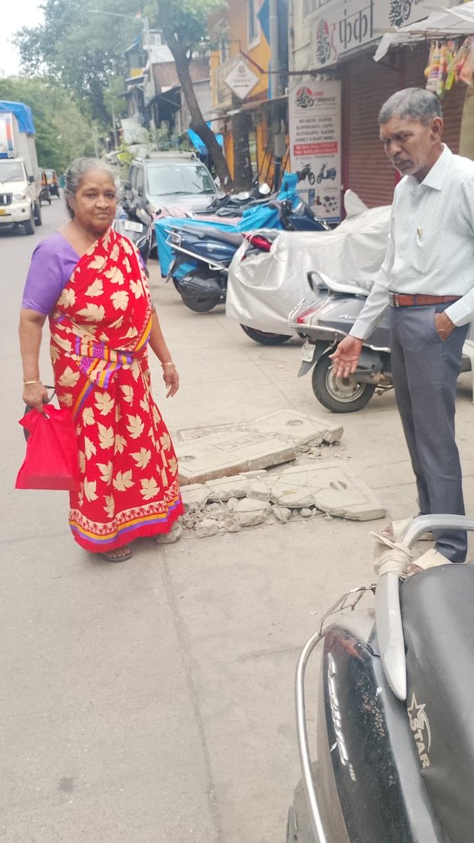 Sinha4795's tweet photo. @mybmc  @mybmcWardHW @ShelarAshish आपणास विनंती आहे की पाली पठार डॉ आंबेडकर रोड वांद्रे पक्ष्चिम येथे सदर झाकण टाकी चेंबर च्या सळ्या निघाल्या आहेत कोणी ही पादचारी जखमी होईल विनंती कार्यवाही करावी +91 97692 08002 Nitin Pawar https://t.co/M6au9N17vD