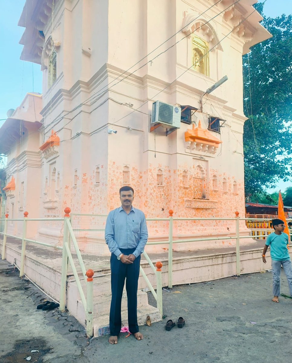 dhruman39's tweet photo. Blessed to pay obeisance at Shree #ChintamanGanesh in #Sehore , Madhya Pradesh!🙏

The #historic #temple is renovated by the great #Maratha ruler #PeshwaBajirao !

The #idol of Lord #Ganesh is #unique with the lower-half beneath earth &amp; is linked to King #Vikramaditya
@MPTourism https://t.co/fcfXcumfwr
