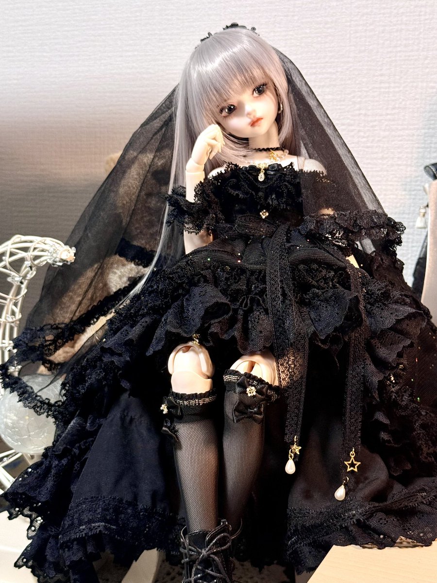 alice_amethyst's tweet photo. 今日こそうちのこと遊ぶぞー！と思いつつなかなか構えずにいる…3連休はお着替えさせてあげたいなぁ
これはちょっと前に撮ったバチイケのシャノア🐈‍⬛
#うちのこかわいい https://t.co/F4kWTLfvLY