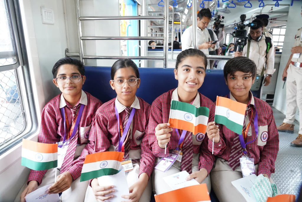 imukuljee's tweet photo. India's transport story is evolving—from expanding connectivity to pioneering clean energy solutions. The launch of the country's first #Hydrogen_train is a defining milestone in that journey. https://t.co/UNGAmErnKL