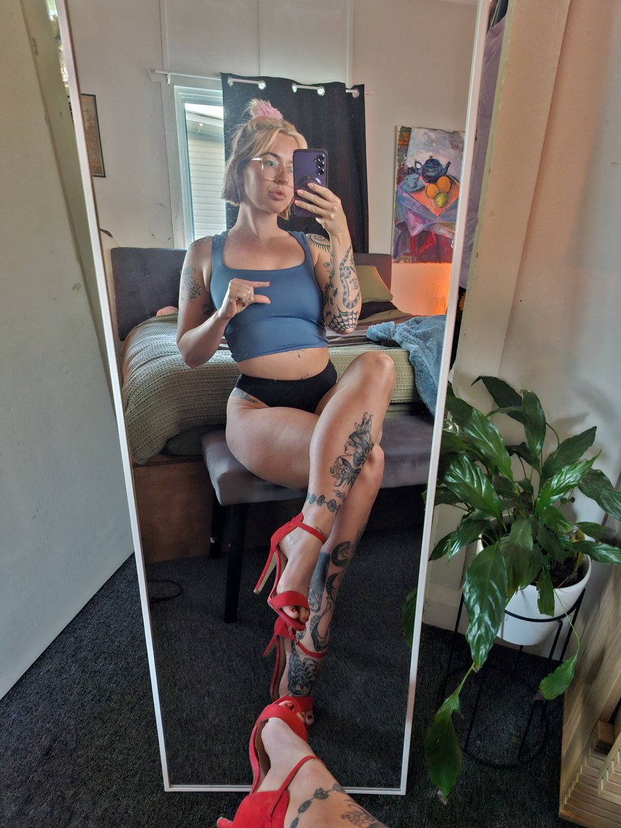 MistressFae888's tweet photo. Happy Friday paypigs 🐷💸

Who is begging to pay for My cocktails tonight? https://t.co/BVZsmKliPC