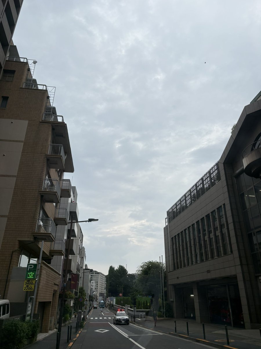 KaoKuMa27's tweet photo. とりあえず四ツ谷は晴れ 雲の切れ間あり https://t.co/tcaS2BNHt3