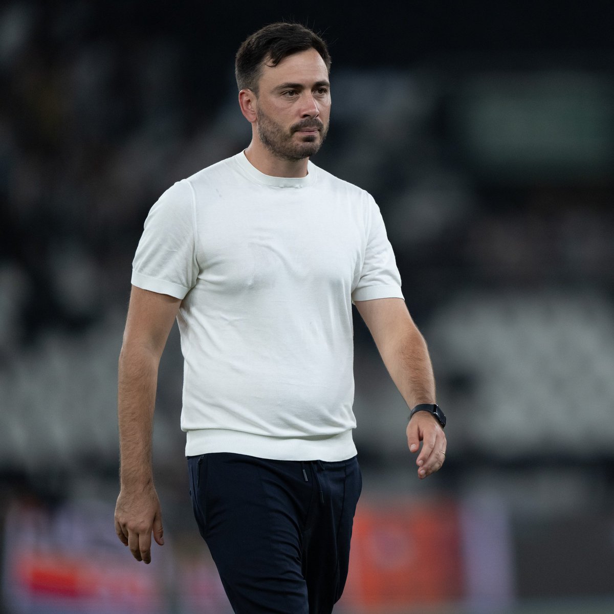 ActuL1_'s tweet photo. 🚨 DAVIDE ANCELOTTI 🇮🇹 COMPTE BIEN ÉCRIRE SON HISTOIRE AU LOSC ! 🫡🐶

Il a affiché sa détermination à s'imposer rapidement et à se détacher de son étiquette de « fils de ».

Il veut proposer un football courageux et discipliné, bien épaulé par un staff très international.

(@lequipe)