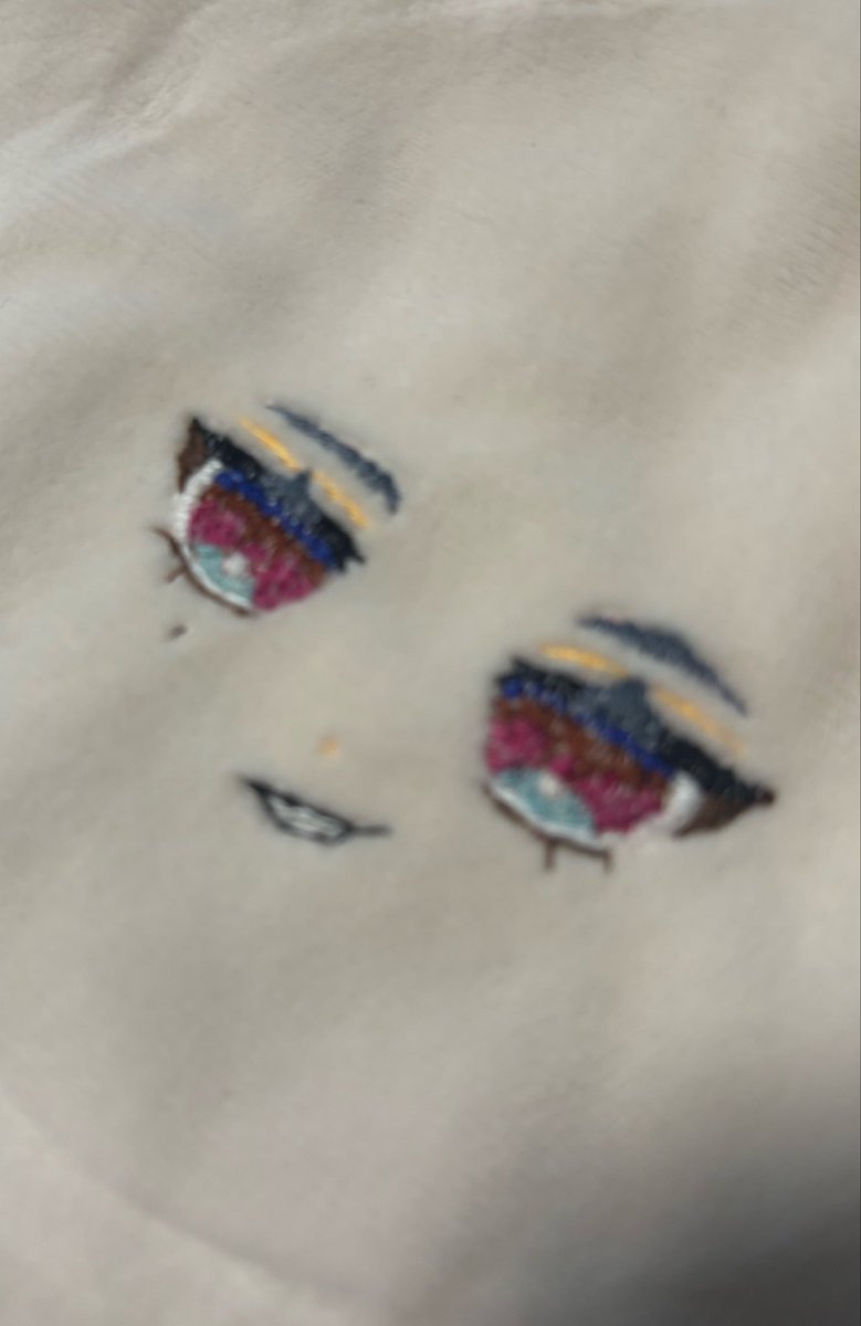 otoran_cell's tweet photo. 悲報頑張って刺繍したぬいロエさん
洗面所の隙���に布を落としてしまい動かせないため無くしまし���😭
こうなったらもっと綺麗に作ったらぁ!!!(泣) https://t.co/XSkTT4CNAp