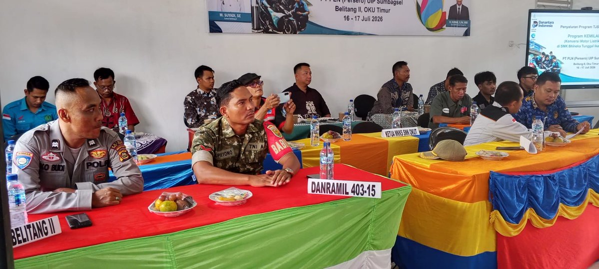 belitang_2's tweet photo. Ps. Kanit Binmas Polsek Belitang II melaksanakan kegiatan Pembukaan dan Pelatihan Program Kemilau PLN-konversi motor listrik dimandiri SMK bhineka tunggal Ika https://t.co/WiR0HajbHY