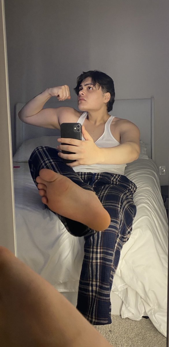 davvidag's tweet photo. Goodnight 🦶🏼💤 https://t.co/eaXbxa1ee7
