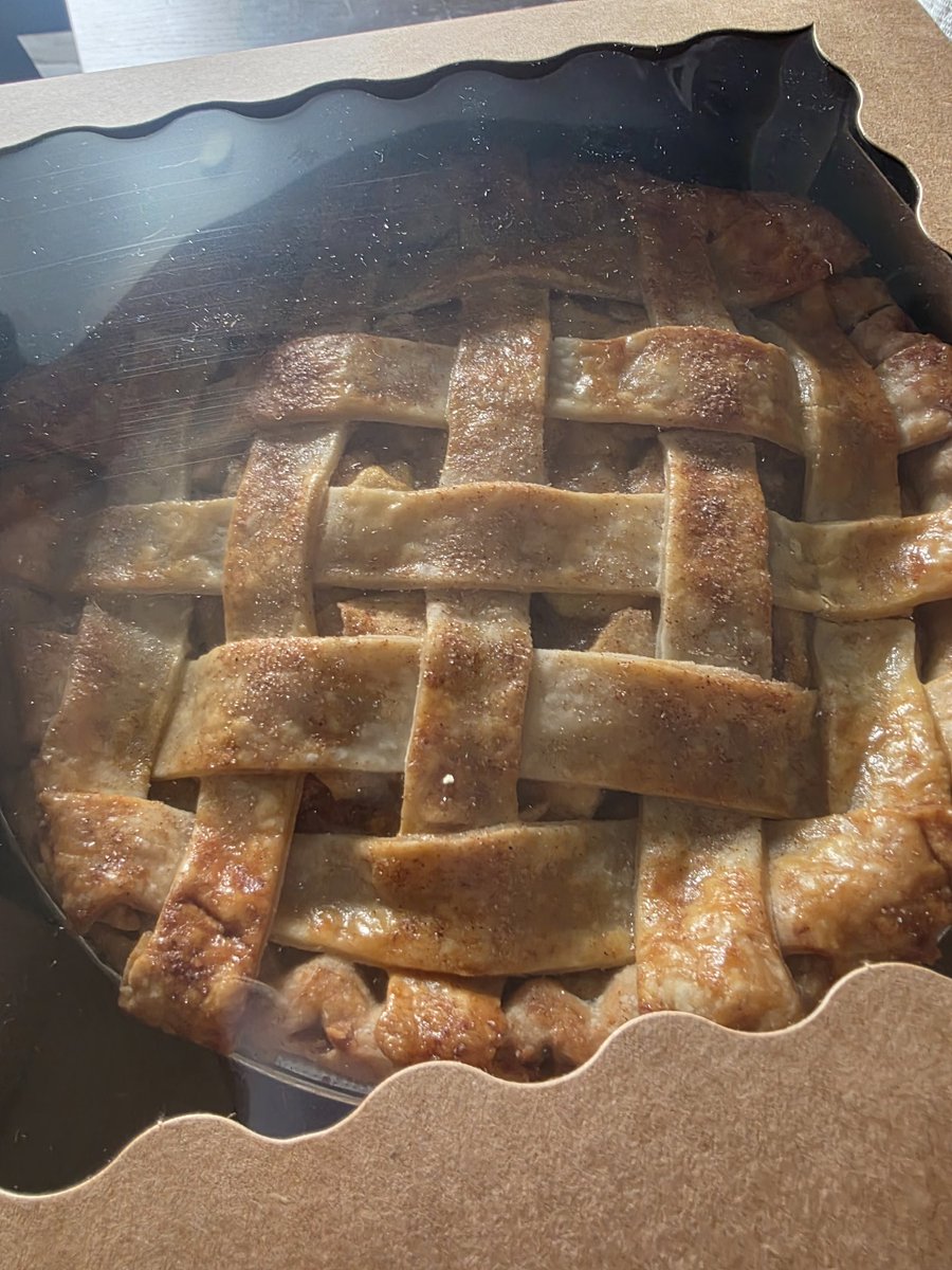 TheDetroitPeach's tweet photo. Detroit Peach has been putting in work! 
#applepie https://t.co/eBe79CPNqs