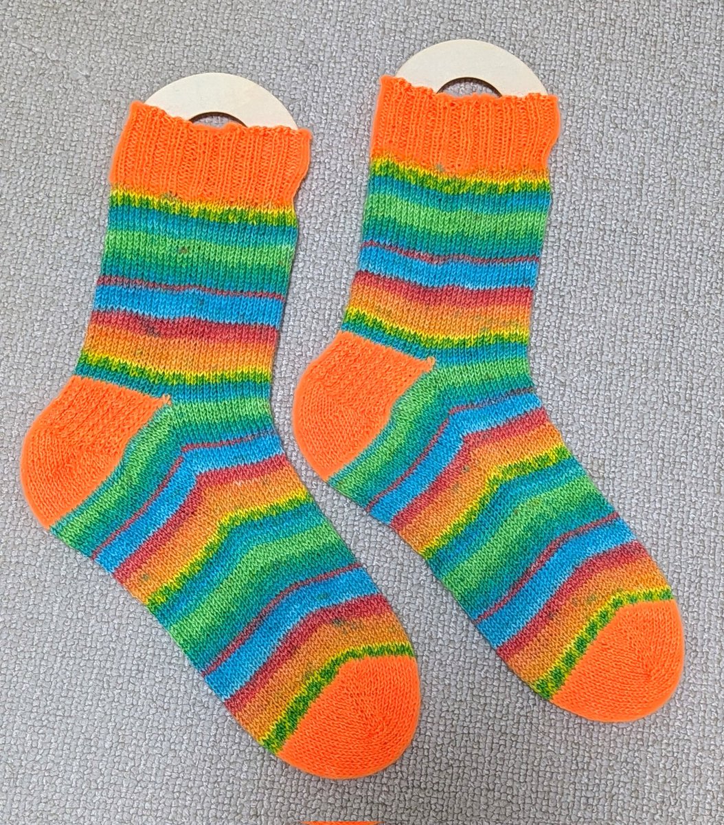 miico_0509's tweet photo. カラフル靴下編み上がりました🧦 https://t.co/DzlVJYuOmC