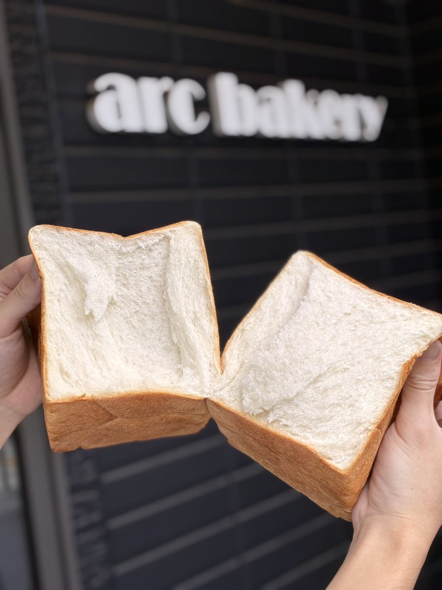 arc_bakery's tweet photo. カナダ産小麦×サワー種で仕上げた、もっちり食感が自慢の食パンです。

耳まで美味しいと評判の味を、毎日の朝食にぜひ！
そのままでもトーストでも絶品です。

#食パン #食事パン https://t.co/Ec8VgRXVDT