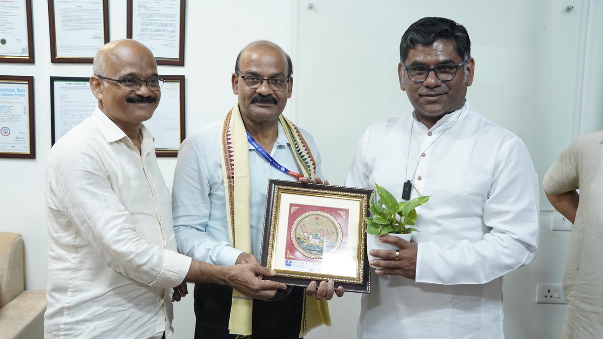 FHW_SSU's tweet photo. Sri Sri University signed an MoU with Srusti Academy of Management &amp; Technology, Bhubaneswar, to collaborate in Health &amp; Wellness, Eastern Knowledge Systems, research, FDPs, student exchange &amp; academic initiatives. Together for holistic education and mental well-being. https://t.co/rTM4S8cS0f