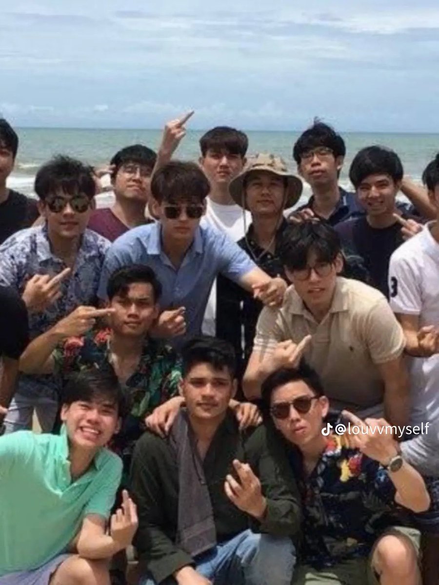 Mellainee9899's tweet photo. @samr33n_22 He even didn't make "middle finger sign" when all of his friends did it. He choose to change the finger. even before he become an artist. If he really know the specific meaning of the sign, he will not do it. https://t.co/ifqcwWb84P