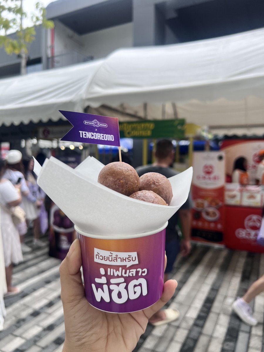 amitoey's tweet photo. กองทัพต้องเดินด้วยท้องค่ะ💜😋 #TENCORE0110Concert_Day1 https://t.co/OHf1ObWgfv