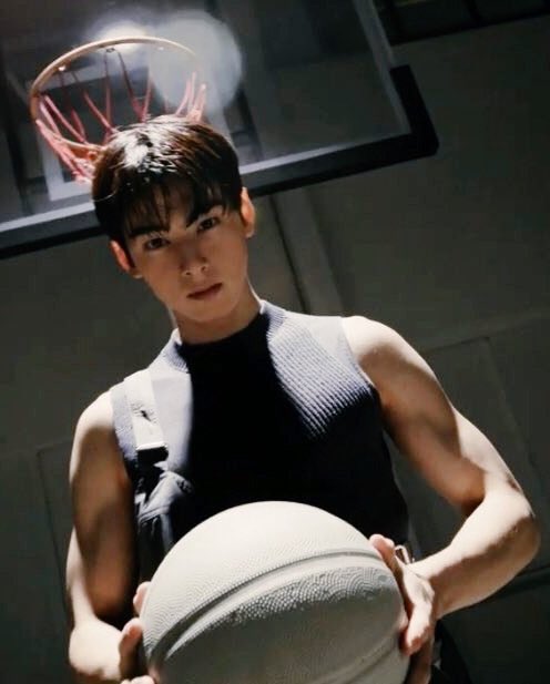 yeoshine_'s tweet photo. sporty cha eunwoo hits different

basketball                                           baseball https://t.co/PIZR7XEaB1