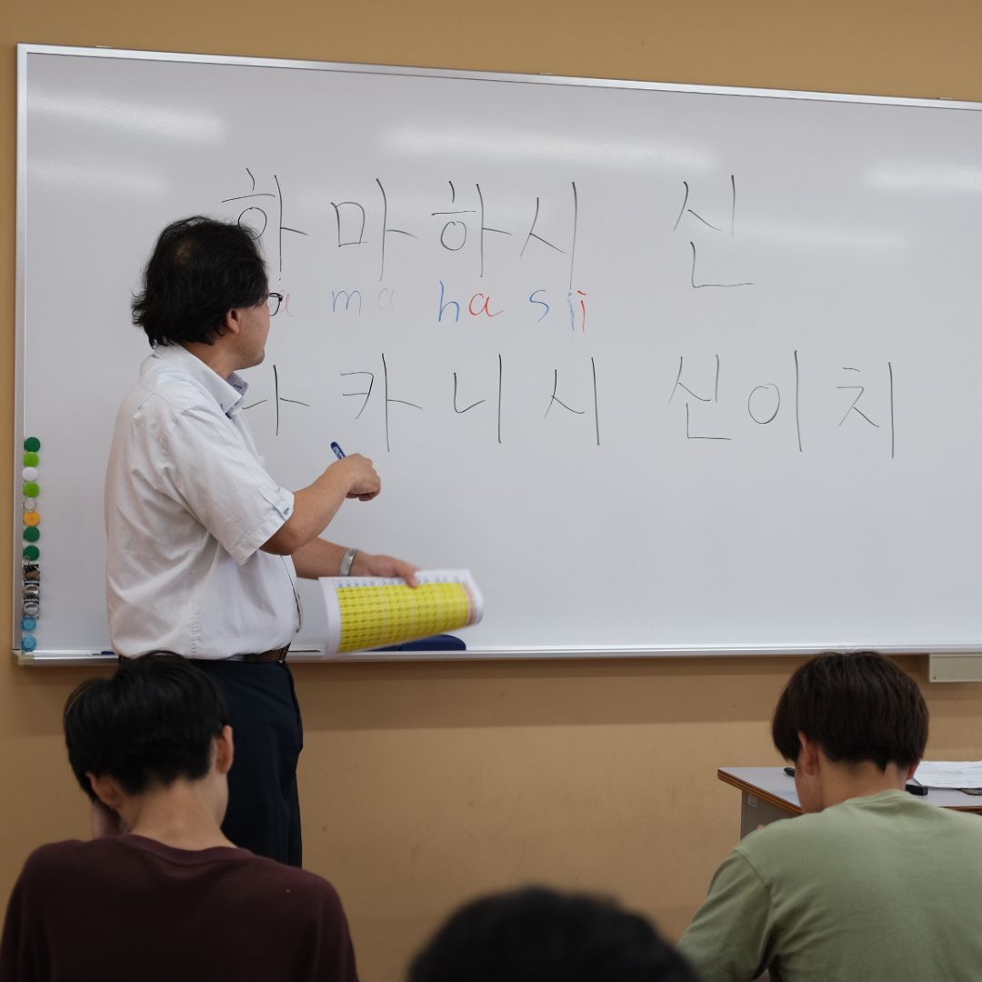 kouei_3day's tweet photo. #甲英高校 #3dayコース
希望者イベント #韓国語講座 を実施しました。
「韓国に興味がある」という共通趣味で集まり、日本語とは違った発音やスペルに混乱しながら、楽しく学ぶことができました。言語を学ぶとは、国の文化や歴史を学ぶことかもしれないです。様々な国に興味を持ち知識を広げましょう！ https://t.co/ctSpf4HuLG