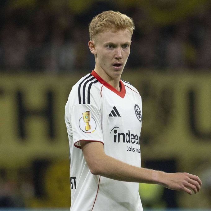 filespor's tweet photo. Manchester United ve Newcastle United, Eintracht Frankfurt'un orta saha oyuncusu Hugo Larsson'un temsilcileriyle temasa geçti. (Steve Kay)

İki kulüp de şu ana kadar resmi teklif sunmazken, 2029'a kadar sözleşmesi bulunan İsveçli futbolcu için pazarlık masasında güçlü konumda olan taraf Eintracht Frankfurt.