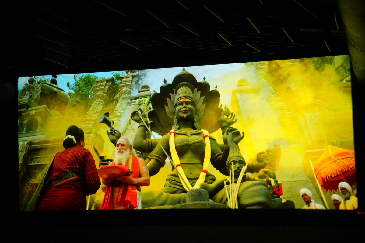 Eatala_Rajender's tweet photo. "సనాతన ధర్మ పరిరక్షణ" ఇతివృత్తంగా తీసిన "#నాగబంధం" సినిమాను రాష్ట్ర బీజేపీ అధ్యక్షులు శ్రీ ఎన్.రామచందర్ రావు (@N_RamchanderRao ) గారితో కలిసి వీక్షించిన ఎంపీ శ్రీ ఈటల రాజేందర్ గారు. 

బీజేపీ నాయకులు విజిత్ వర్మ బీజేపీ ముఖ్య నాయకుల కోసం ఈ సినిమాను ఎల్వీ ప్రసాద్ లాబ్ లోని థియేటర్ లో ప్రదర్శించారు. 

దర్శక నిర్మాతలు నటీనటులను ఈటల రాజేందర్ అభినందించారు. ఇలాంటి సినిమాలు మన సంసృతి సంప్రదాయాలు విశ్వాసాలు ఆలయాలను పరిరక్షిస్తాయని అన్నారు.