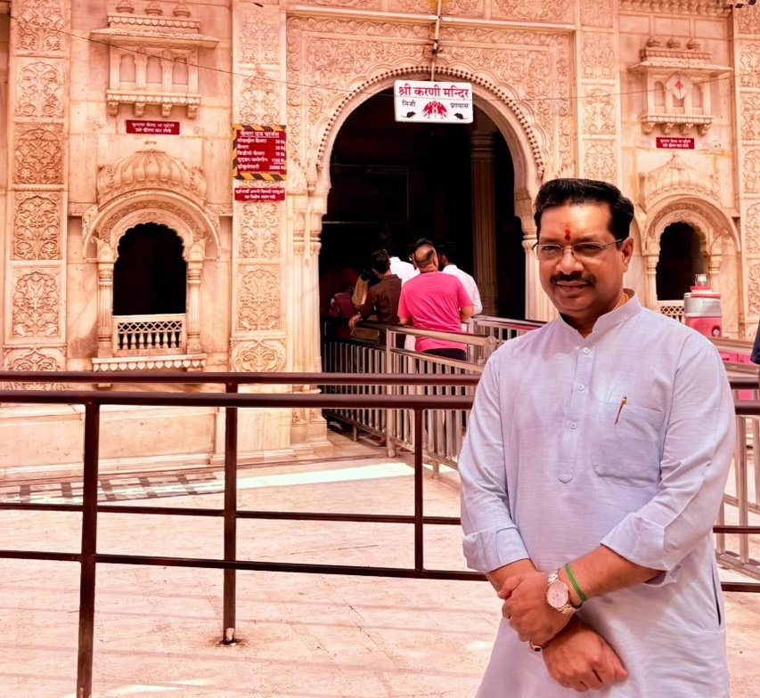 ajaeybjp's tweet photo. जय माँ करणी!

बीकानेर जिले के देशनोक में स्थित करोड़ो श्रद्धालुओं की आस्था के केंद्र श्री करणी माता के दर्शन करने का सौभाग्य प्राप्त हुआ। माँ करणी से प्रार्थना है कि समस्त प्रदेशवासियों पर अपनी अनुपम कृपा बनाये रखें।

#karnimatadeshnok #bikaner https://t.co/9HeK9rxyAC