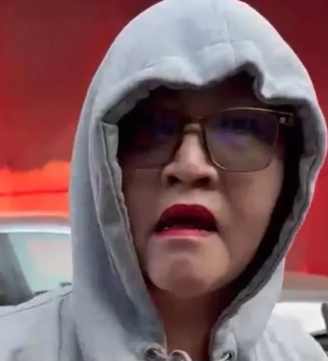 indepenSumatera's tweet photo. NABRAK KUCING SENGAJA SAMPAI MATI, PAS DITEGUR MALAH MEMALAK: LU GAK TAU GUE SIAPA?! 🤬🚗

Ada kejadian luar biasa gila hari ini, wak. Sepasang suami istri naik kendaraan, ada kucing mau menyeberang jalan, tapi malah sengaja ditabrak! 

Melihat itu, ada ibu-ibu di sekitar lokasi menegur dengan baik-baik: KENAPA DITABRAK KUCINGNYA?

Bukannya merasa bersalah, si bapak dengan emosi malah menjawab: BIARIN, gue tabrak sekalian biar mati!

Mendengar jawaban sakit jiwa begitu, spontan emosi orang disekitar naik dan langsung di teriakin: "GOBLOK!!"

Dan tebak apa responnya? Si bapak dungu ini gak terima dan ngegas balik wak bilang begini, Lu yang goblok! Kucingnya aja gak marah, kenapa lu yang marah? Lu saudaranya?! 😭

Sumpah, awak heran, ini bapak-ibu dulunya dididik pakai moral apa? Tolong kasih tahu si bapak sombong ini, negara kita punya UU No. 1 Tahun 2023 tentang KUHP (Pasal 337). Ada sanksi pidana tegas buat pelaku yang sengaja menyakiti atau membunuh hewan: ancaman penjara 1 tahun 6 bulan atau denda Rp50 juta!

Kocaknya lagi, di akhir debat dia sempat melontarkan kalimat sakti andalan orang kaya yang arogan: LU GAK TAHU SIAPA GUE?!

Ya ampun, Pak... apakah selama ini keluarga Bapak gak pernah kasih tahu Bapak itu siapa, sampai harus nanya ke orag disana yang orang asing itu? Kasihan betul hidupnya. 🤣

Buat kalian yang penasaran dan mau lihat langsung video kelakuan pasutri ajaib ini, langsung saja cek akun yang sudah memposting videonya di bawah ini. Sekian dari awak!