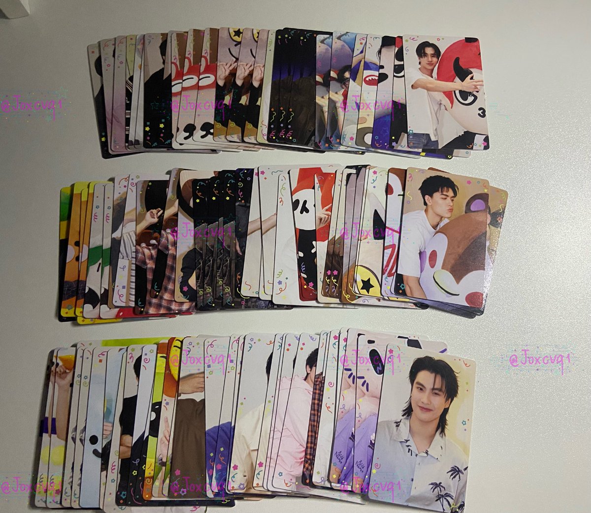 Joxcvq1's tweet photo. ยังมีคนหากันอยู่ไหมคะ เค้าจะมาปล่อยให้ราคา30-120 มีปอนด์เพิ่มพูนกับโปสจิมมี่ซีด้วยแต่ว่าน้องอยู่อีกบ้าน ใครสนใจเค้าฝากเฟ้บหรือรีทีคับ อยากให้เเท็กตอนลงบอกเค้าได้น้า🫶🏻 #ตลาดนัดgmmtv #ตลาดนัดgmm https://t.co/S45qVRp3Xn