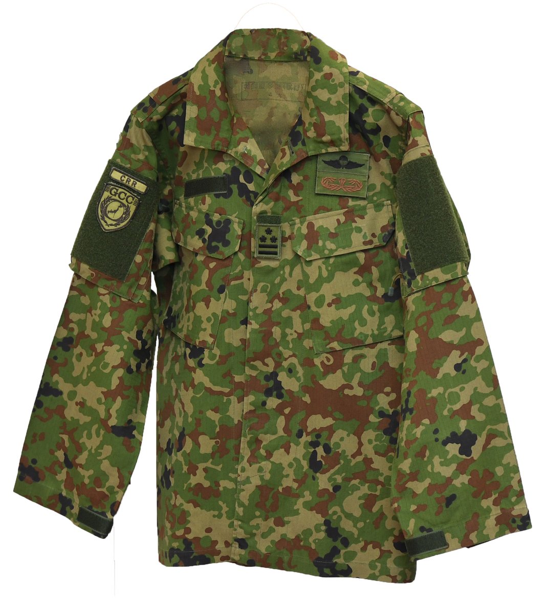 CRR_JAPAN's tweet photo. みなさんもお気づきかと思いますが、迷彩服のデザインが変わりました。
全国各地の環境に対応できるよう通気性が２倍に改善し操用性向上により、幅広い任務に対応できるようになりました。
全部で１３か所の変更点がありますが、全部わかる方はいますか？

＃自衛隊　＃新迷彩服　＃３型 https://t.co/fVpauWZRlX