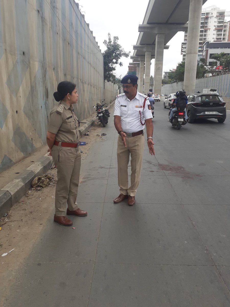 acpeasttraffic's tweet photo. ಈ ದಿನ @Banasawadi ಸಂಚಾರ ಪೊಲೀಸ್ ಠಾಣಾ ವ್ಯಾಪ್ತಿಯ  ಹೊರ ವರ್ತುಲ ರಸ್ತೆ ಹೊರಮವು ಅಂಡರ್ ಪಾಸ್ ಹತ್ತಿರ ನಡೆದ ಅಪಘಾತ ಸ್ಥಳಕ್ಕೆ ಅಧಿಕಾರಿಗಳೊಂದಿಗೆ ಭೇಟಿ ನೀಡಿ ಪರಿಶೀಲನೆ ನಡೆಸಲಾಯಿತು. @Jointcptraffic @DCPTrEastBCP https://t.co/j5ZdpRF383
