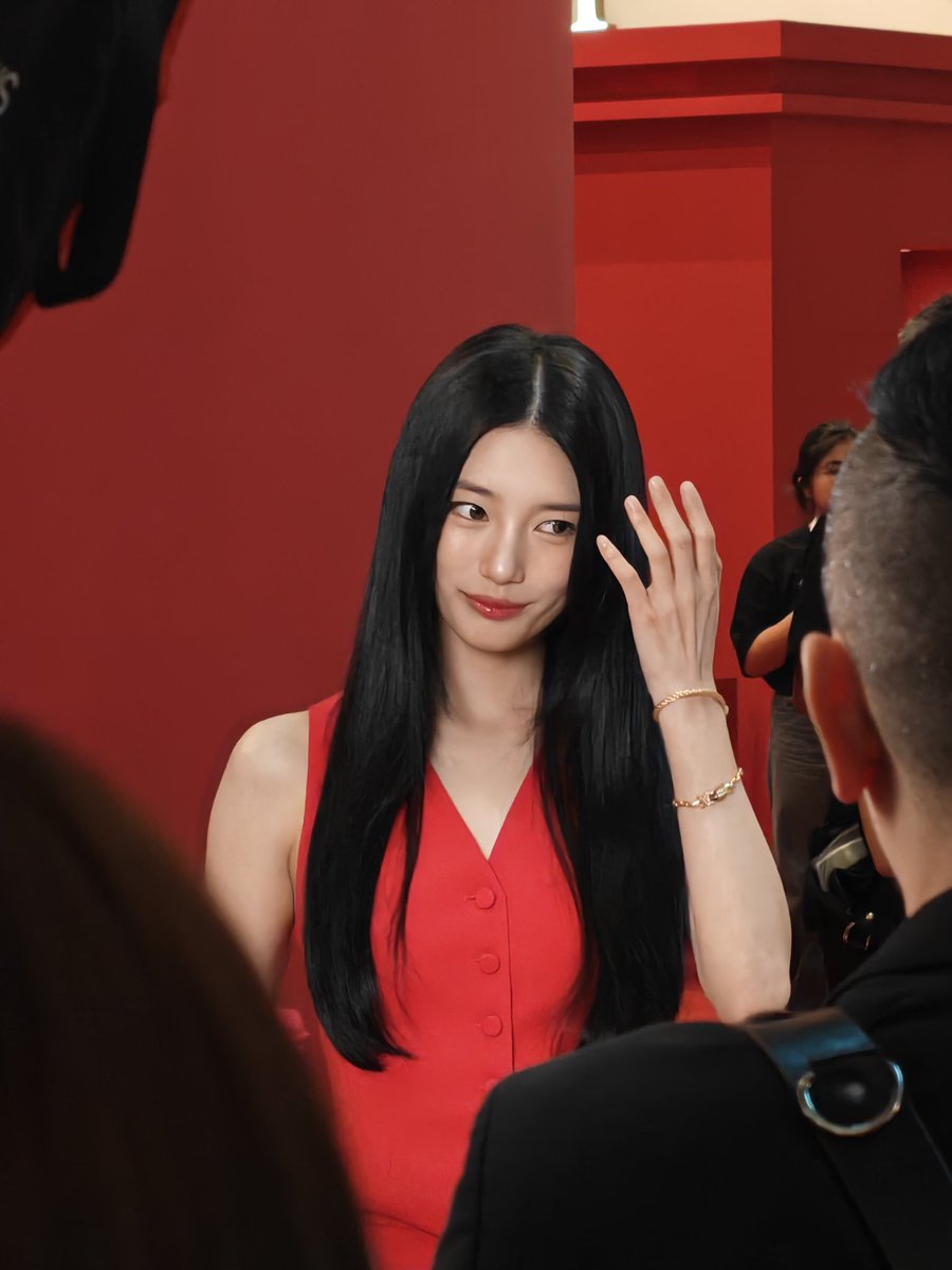 LimSpursHBK's tweet photo. Suzy in Plaza Singapura (Singapore) for Tsubaki event #suzy #baesuzy #tsubaki https://t.co/g9OjwsmMyW