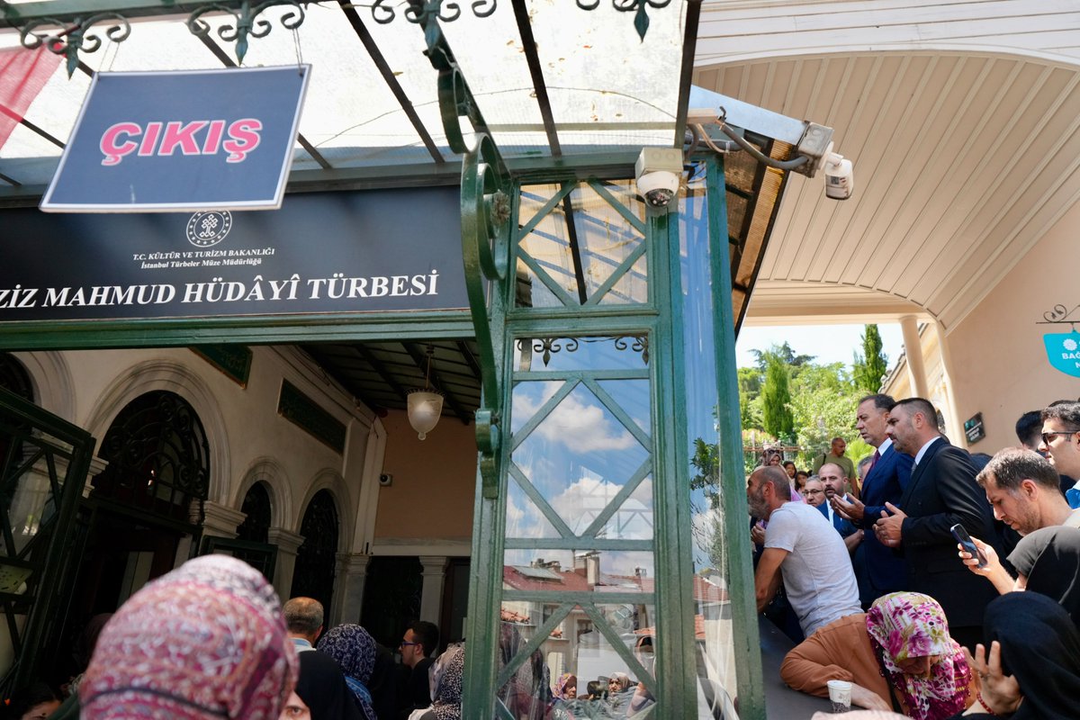 BBvolkanyilmaz's tweet photo. 📍Üsküdar/ Aziz Mahmud Hüdayi Türbesi

Üsküdar ilçemizin manevi mimarlarından, hayata tasavvufi bakışıyla ruhumuzu genişleten Aziz Mahmud Hüdayi Türbesini ziyaret ettik.

Cenab-ı Allah ibadetlerimizi kabul buyursun, Cumamız hayırlı olsun. https://t.co/7JJSpxCgRf