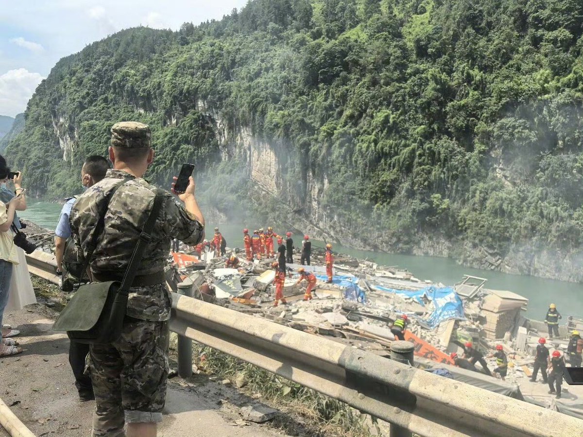 FaytuksWeather's tweet photo. A massive landslide in Chongqing, China, has caused several buildings to collapse near the Wujiang Three Bridges in Pengshui. There are reports of people trapped, with an unknown number of casualties at this time.

https://t.co/FJXjSQBZr0