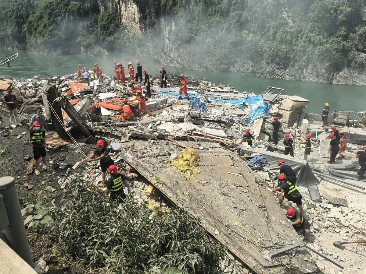 FaytuksWeather's tweet photo. A massive landslide in Chongqing, China, has caused several buildings to collapse near the Wujiang Three Bridges in Pengshui. There are reports of people trapped, with an unknown number of casualties at this time.

https://t.co/FJXjSQBZr0