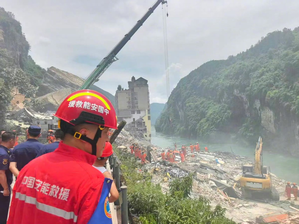 FaytuksWeather's tweet photo. A massive landslide in Chongqing, China, has caused several buildings to collapse near the Wujiang Three Bridges in Pengshui. There are reports of people trapped, with an unknown number of casualties at this time.

https://t.co/FJXjSQBZr0