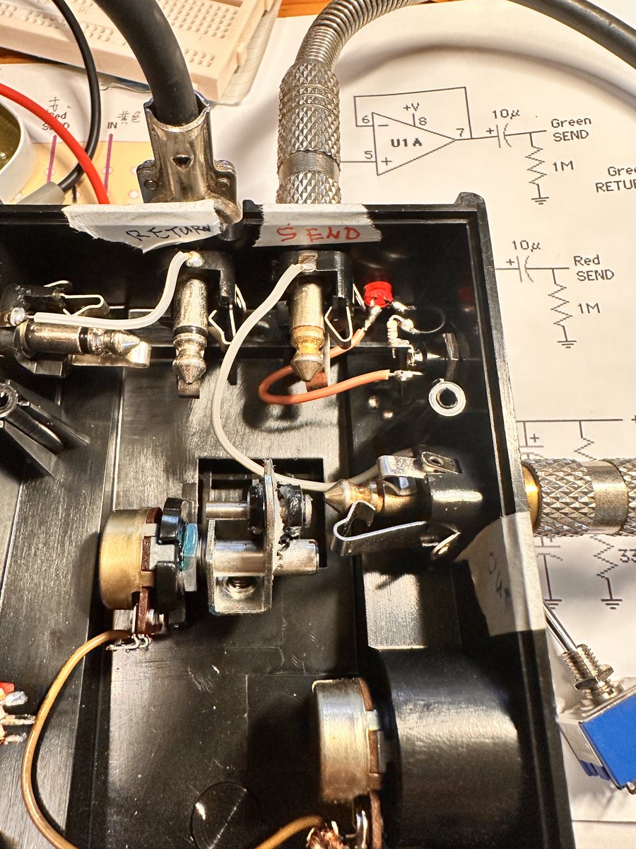 sansui_bdj's tweet photo. 基板周りはできたので
外側のメカニックな部分を作る
常時オンの機材なので、通電確認用のLEDにしようと思ったが
念のため、バイパススイッチつけたほうが良いな

また穴開けなくちゃいけないの

#エフェクター #自作エフェクター #機材改造 #DIYpedals https://t.co/4YwrEfxx8W