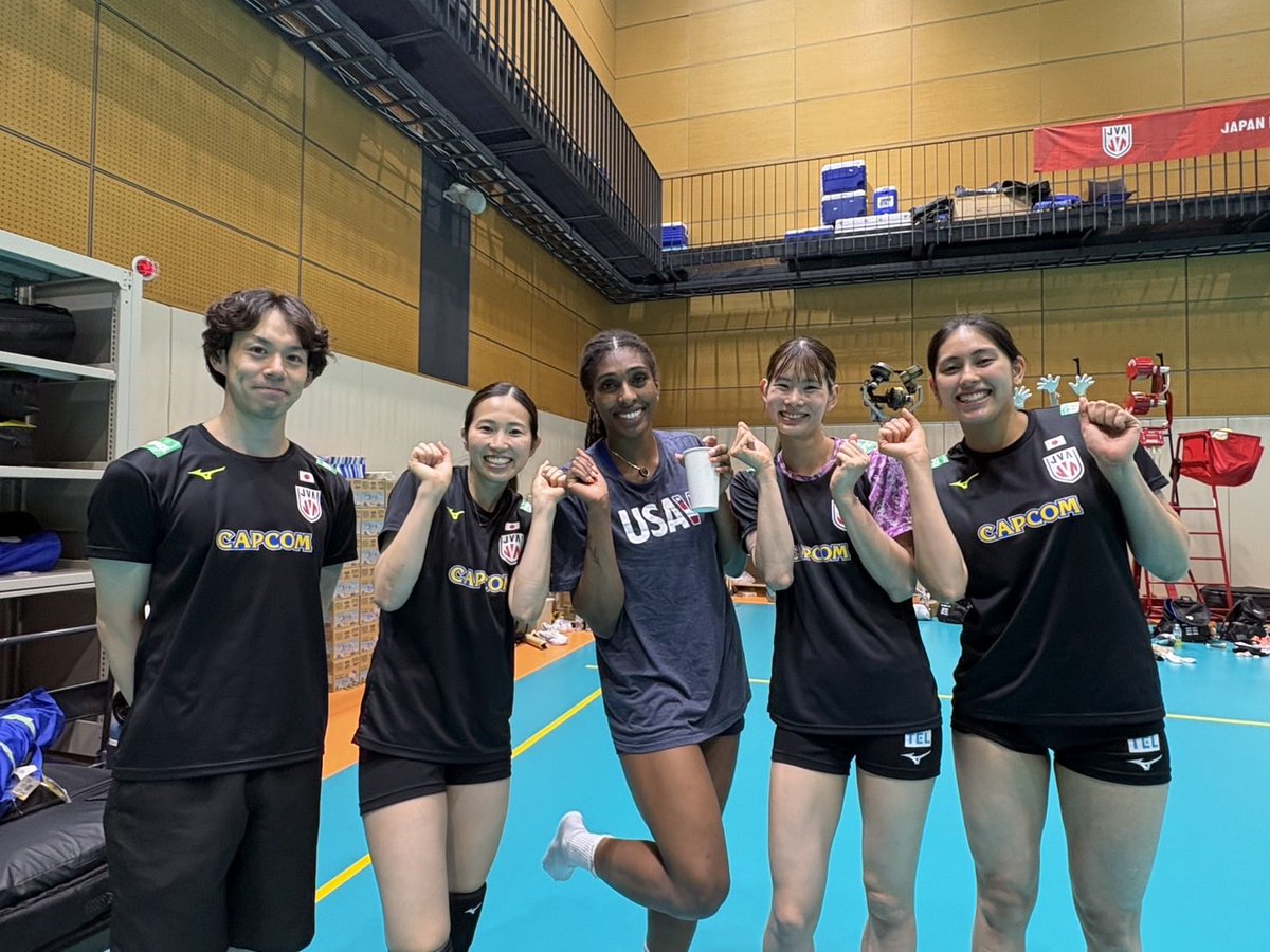 TBSvolleyboo's tweet photo. 男子代表が怒涛の10連勝と
連日フルセットの激闘を見せる中…🔥

女子日本代表も決勝ラウンドへ向け
着々と準備を進めています💪
（初戦は22日vsブラジル🇧🇷）

昨日と今日はアメリカ代表チームと
NTCで親善試合を行いました🏐
両国ともに、ファイナルへ向けて
一歩も譲らない熱い調整が続いています‼️

そして！練習後にパシャリ📸
こちらは #SAGA久光スプリングス のメンバー🏐

アメリカ代表の #ステファニー・サムディ 選手を囲んで、みんなで “サムディポーズ” 🫰✨

（※豊暉原コーチは恥ずかしがってやってくれませんでした…🫣笑）

ファイナルでの戦いもお楽しみに🙌

#ネーションズリーグ
#NIPPONもうIPPON
#男女ともにメダル再び