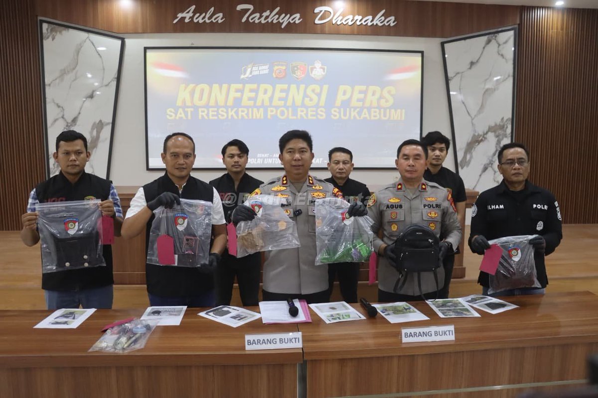 RadioElshinta's tweet photo. Polisi menangkap seorang pria berinisial H (42) atas kasus dugaan pembunuhan terhadap seorang perempuan yang jasadnya ditemukan di kebun jati di wilayah Sagaranten, Kabupaten Sukabumi, Jawa Barat pada Senin (13/7).
Kapolres Sukabumi, AKBP Samian menyatakan modus kasus adanya perselisihan persoalan uang. Hingga kini, polisi masih terus mendalami kasus tersebut, termasuk menelusuri kemungkinan adanya motif lain, Jumat (17/7) siang. 📸Ans